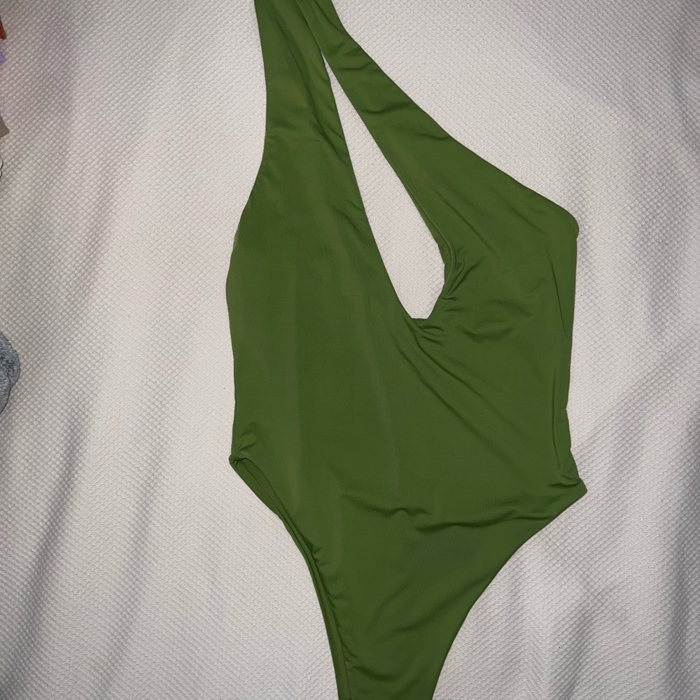 Green One-Shoulder Swimsuit